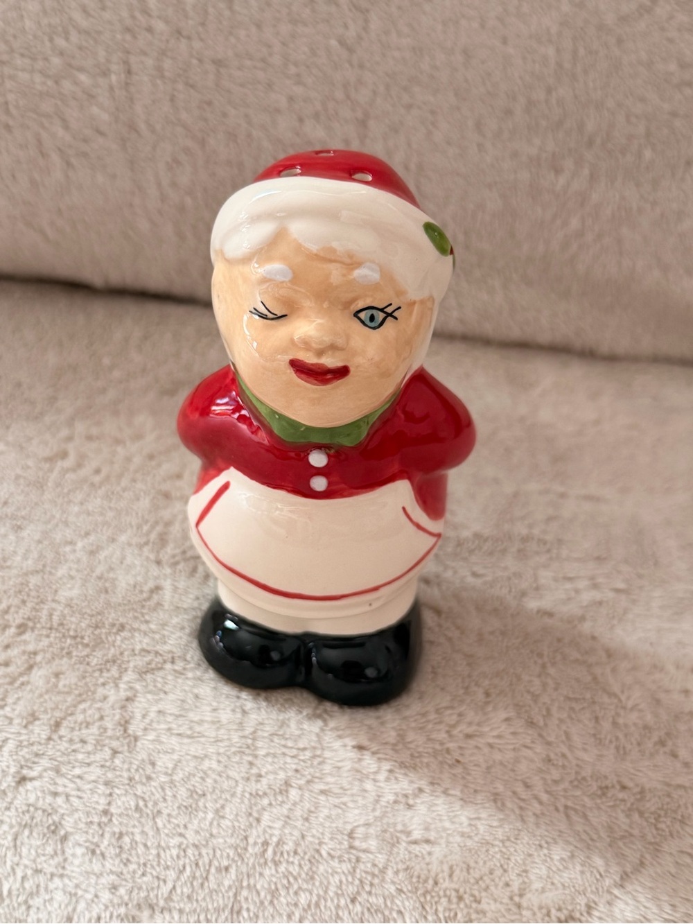 Vintage Santa And Mrs. Claus Salt & Pepper Shakers Kissing Winking - Picture 7 of 12